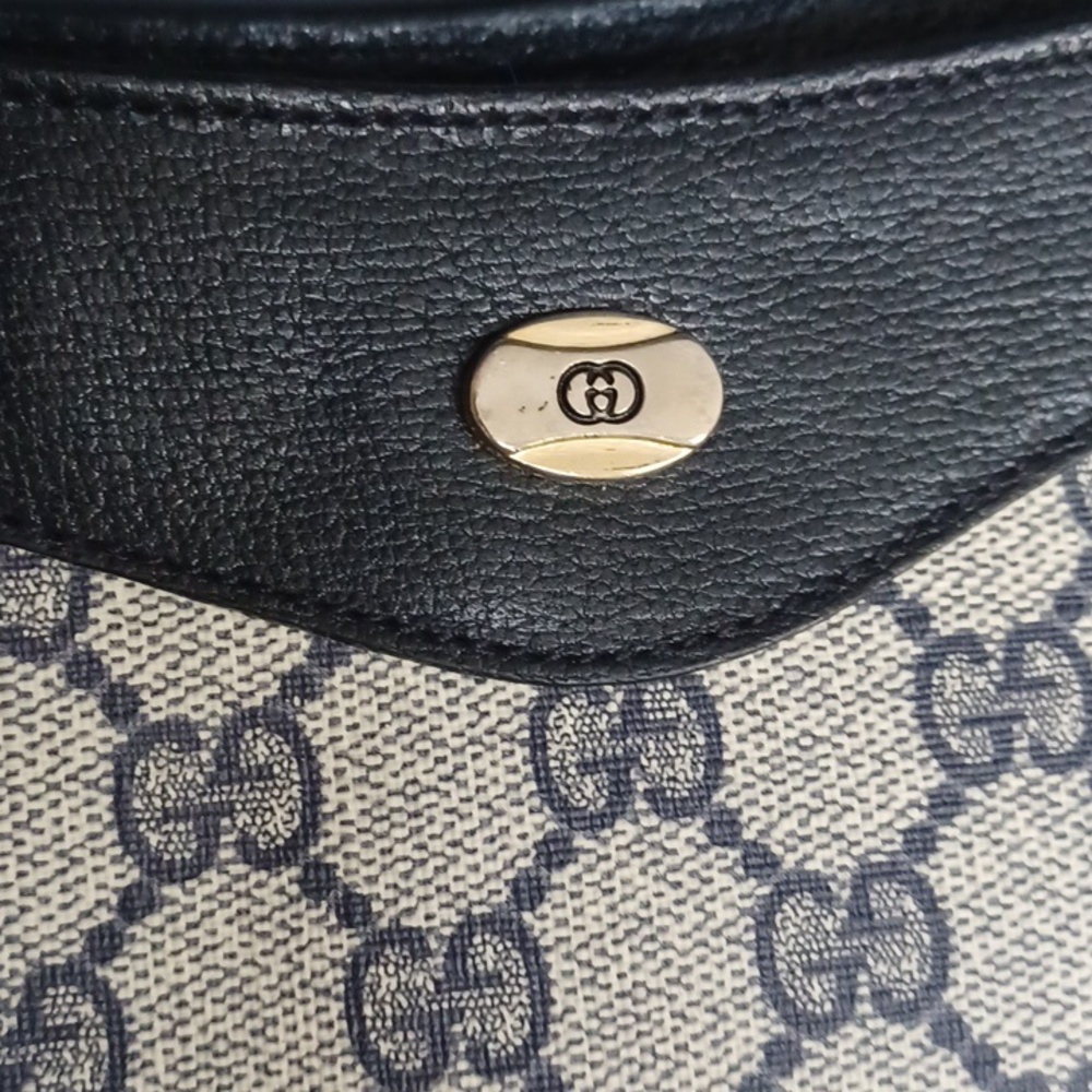 Vintage Gucci Signature Crossbody - Picture 2 of 16